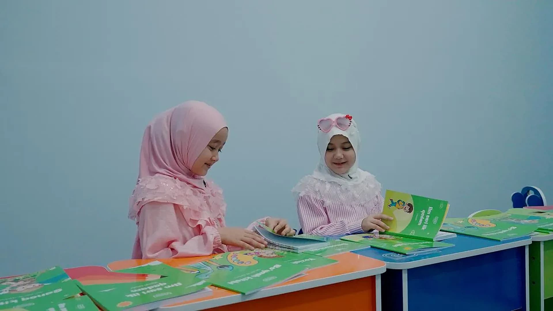 Darsda kitob o'qiyotgan bolalar